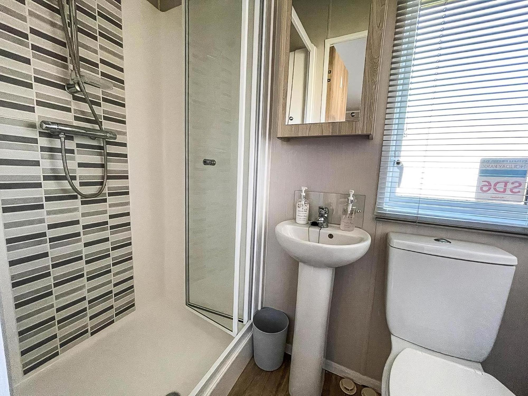 Wonderful 6 Berth Caravan For Hire By A Stunning Norfolk Beach Ref 19006Sd Scratby Exterior photo